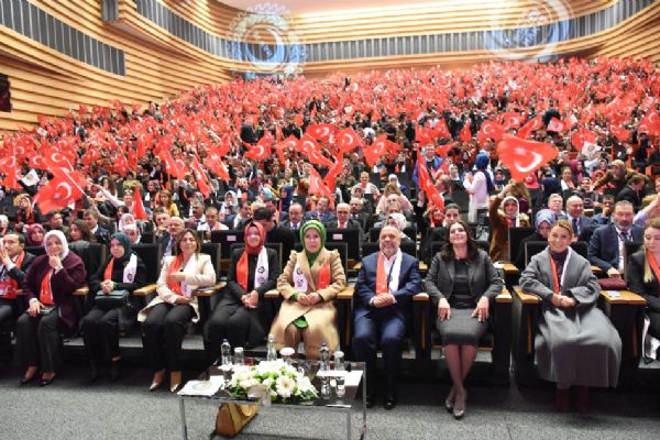 Emine Erdoğan Hak-İş'li kadınlarla buluştu