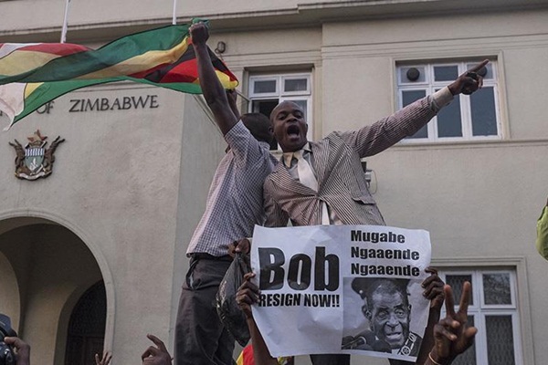 Zimbabve halkı Mugabe'nin istifasını kutluyor