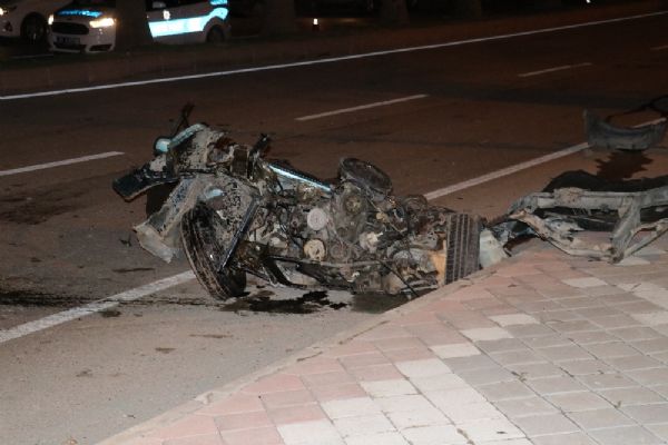 Ağaca çarpan araç ikiye ayrıldı: 5 kişi yaralandı