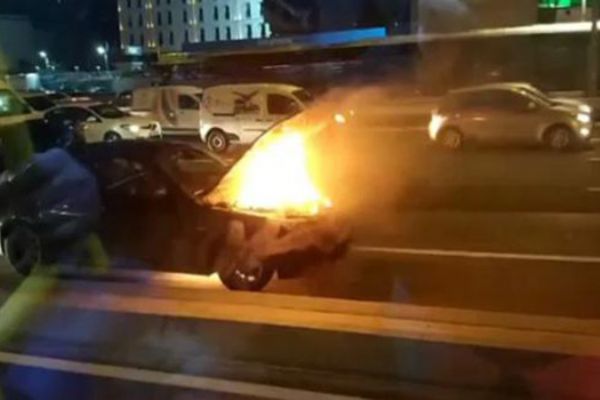 Lüks otomobil E-5'te ilerlerken alev aldı