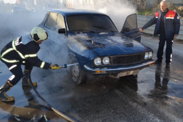 Adana’da kırmızı ışıkta duran otomobil yandı