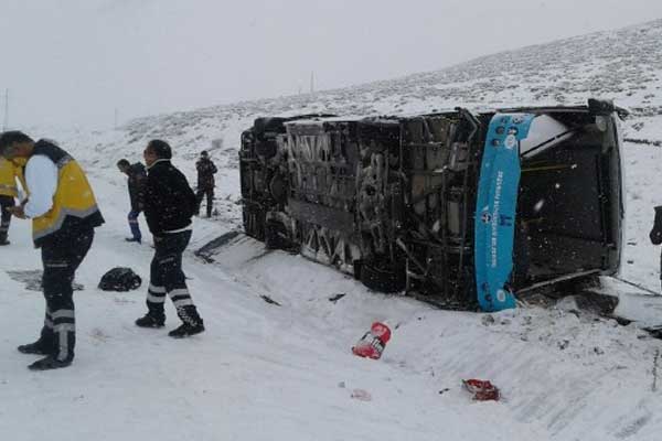 Erzurum'da özel halk otobüsü yan yattı: 18 yaralı