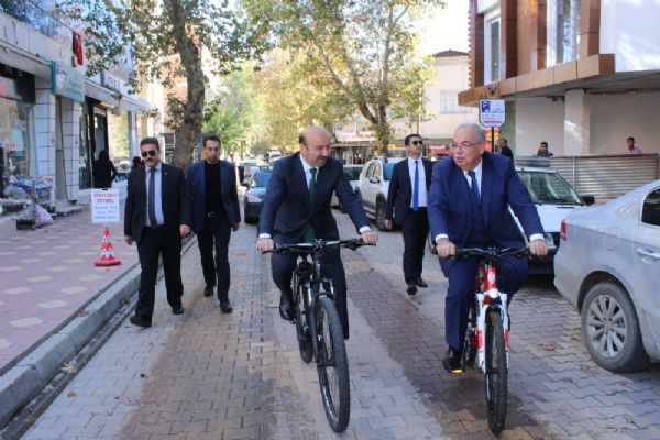 Bakan Yardımcısı Harun Tüfekçi şehir merkezini bisikletle gezdi
