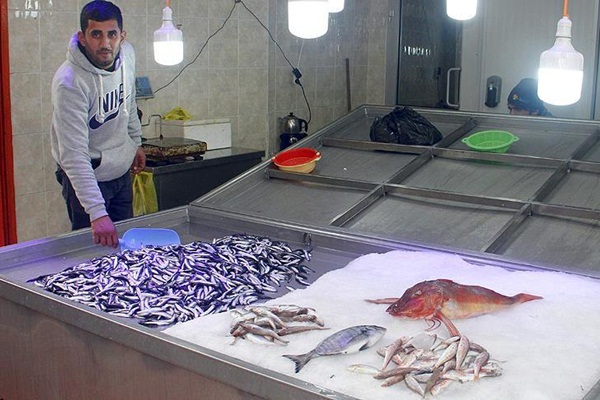 Fırtına, balık tezgahlarını vurdu