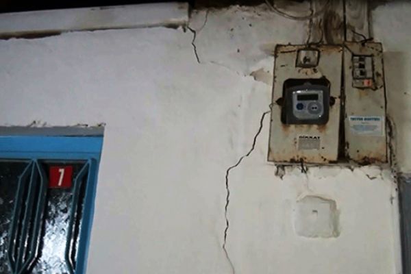 Depremin merkez üssünde yer alan binalarda hasar oluştu