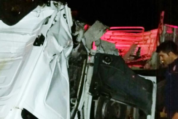 Araçta sıkışan sürücüyü itfaiye kurtardı