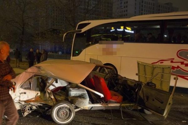 Kontrolden çıkan otomobil, otobüse çarptı: 2 yaralı