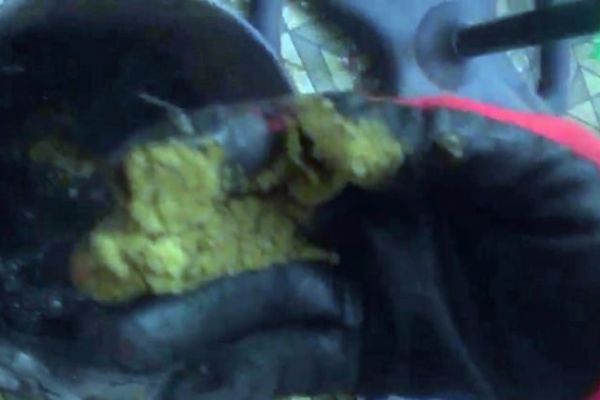 Adana'da bir buçuk kilo esrarı sobayı atınca bakın ne oldu!