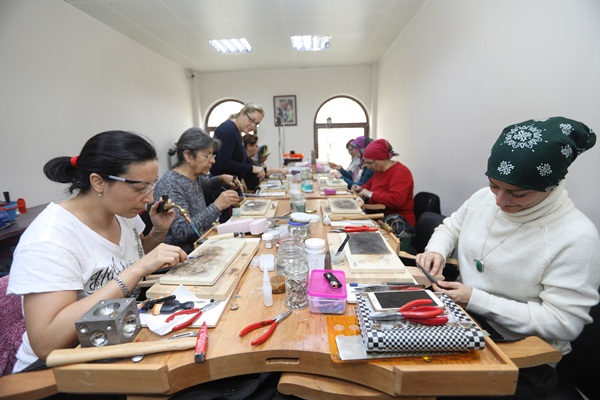 Hünerli ellerden altın ve gümüşe dokunuş