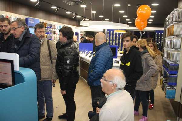 'iPhone X' için metrelerce kuyruk oluştu