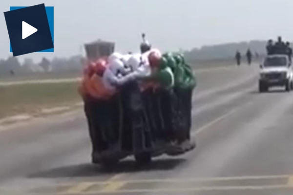 Bir motosiklete tam 58 kişi bindi