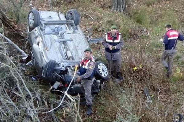 Dere yatağına ters düşen aracın sürücüsü yaralandı