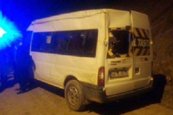 Öğrenci servisi devrildi: 15 yaralı