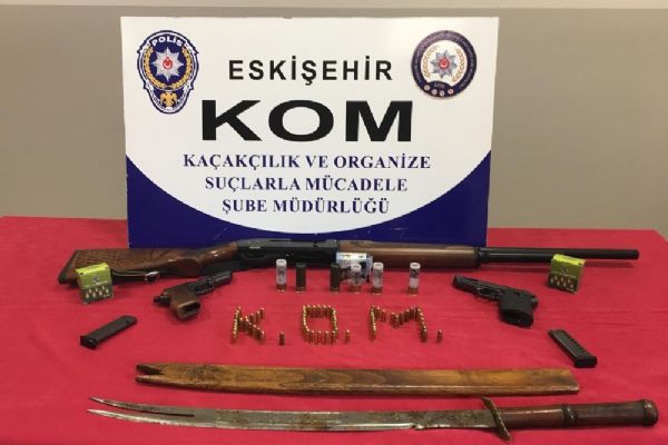 Üzerlerinden kılıç çıktı