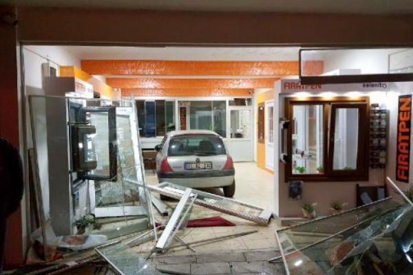 Düzce'de kontrolden çıkan otomobil işyerine girdi