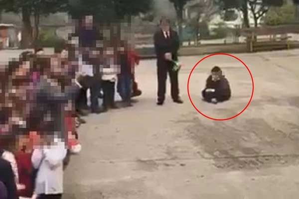 Bir öğrenci Öğretmenler Günü'nde betona oturtuldu