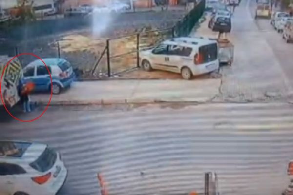 Esenyurt'ta kucağında bebekle minibüsün altında kaldı