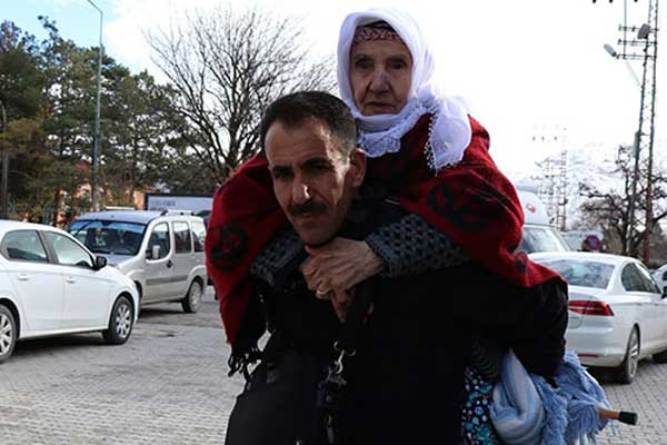 17 yıldır annesini sırtında taşıyor
