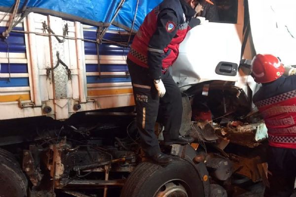 Kamyon tıra arkadan çarptı: 2 kişi öldü