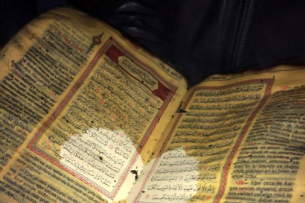 Ev tamamen küle döndü: Sadece Kur'an-i Kerim yanmadı