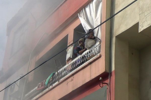 Adıyaman'da yan binaya atlayarak kurtuldular