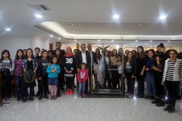 80 kiloluk balık tuttu, çocuklarla birlikte yedi