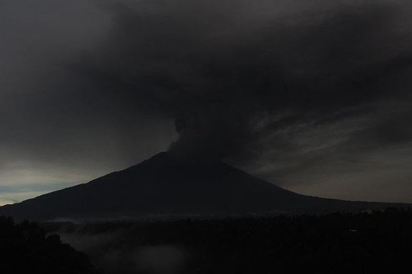 Yanardağ yeniden kül püskürtmeye başladı