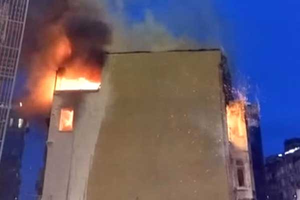 Taksim'de metruk binada yangın!