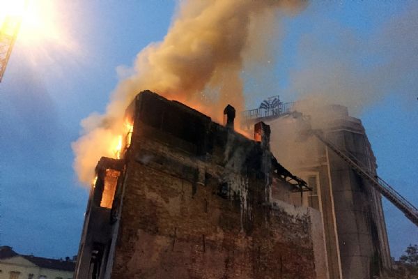 Taksim Meydanı'ndaki metruk bina yandı