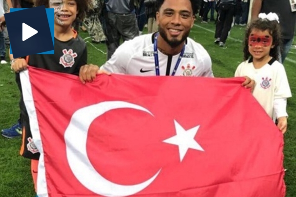 Colin Kazım'dan Türk bayrağı ile şampiyonluk kutlaması