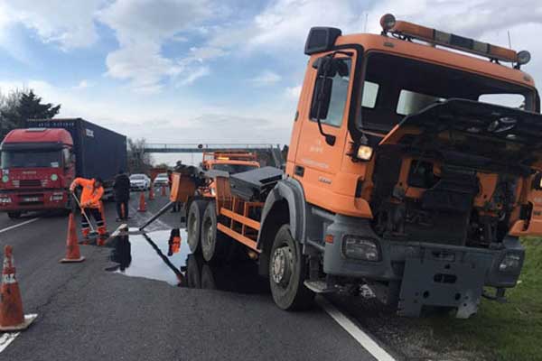 Üst geçide takılan tırın dorsesi D- 100 karayoluna fırladı