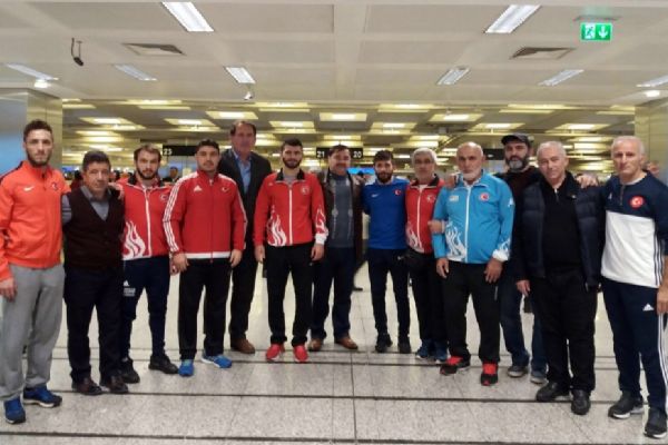 Genç milliler yurda geldi