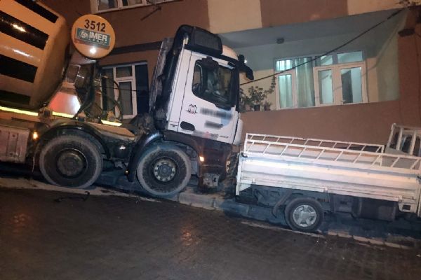 Kağıthane'de beton mikseri eve girdi