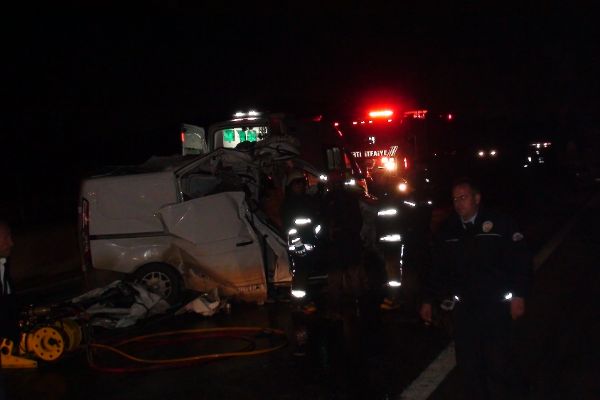 İstanbul'da ticari araç kamyona çarptı: 1 ölü, 1 yaralı