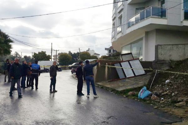 Muğla'da yeni yapılan sitenin istinat duvarı çöktü