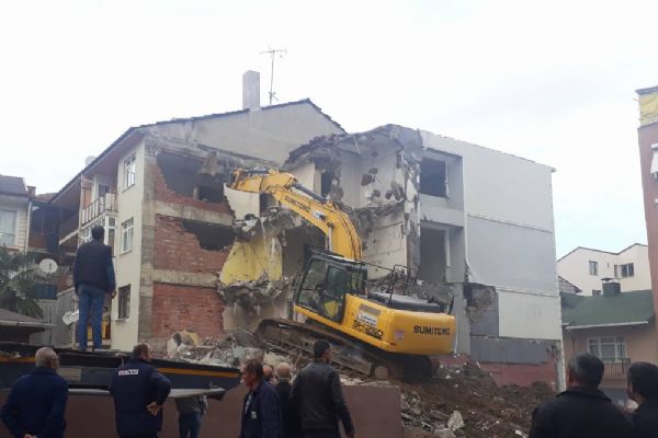 Kocaeli'de iş makinesi yanlış binayı yıktı