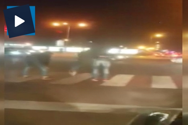 Kırmızı ışıkta birdirbir oynayan gençler sosyal medyayı salladı