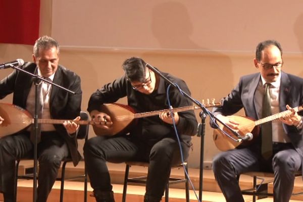 İbrahim Kalın ve Yavuz Bingöl birlikte saz çalıp türkü söyledi