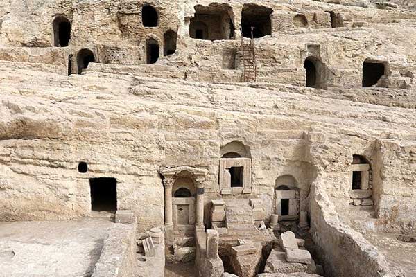 İki bin yıllık kaya mezarları turizme açılıyor