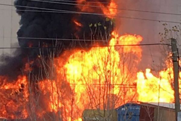 Parfüm fabrikasının deposu yandı