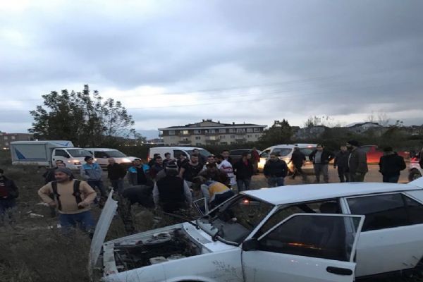 İki otomobil çarpıştı: 5 kişi yaralandı