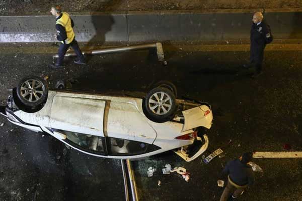 Ankara'da bir otomobil alt geçide düştü