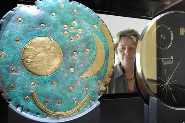 NASA'nın uzaya gönderdiği o plak satışa çıkıyor