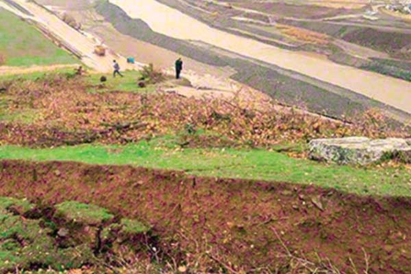 Baraj inşaatında patlatılan dinamitler derin yarıklar oluşturdu