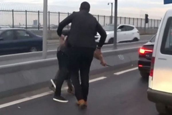İstanbul'da makas atan sürücüye bıçak çekti, yumruk ve tekmeler havada uçuştu