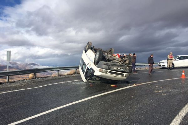 İşçi servisi devrildi: 11 kişi yaralandı