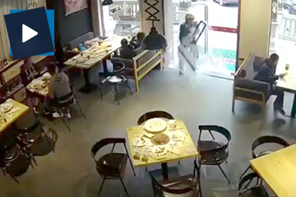 Cam kapıyı tuzla buz eden adam