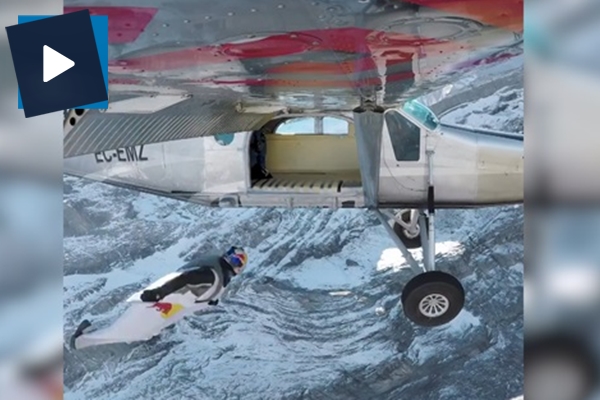 Dağın zirvesinden paraşüt açmadan uçtular