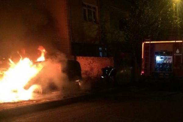 Ümraniye’de park halindeki araç yandı