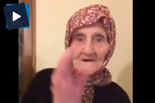 Telefonun ön kamerasında kendini ilk defa gören nine: Bu kız bana el sallıyor